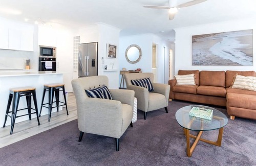 Main Beach Apartment | Seaside Serenity Ocean Views & Pool
