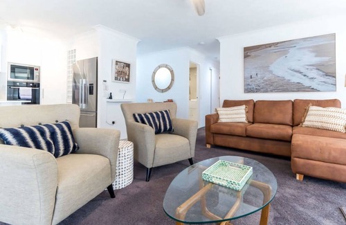 Main Beach Apartment | Seaside Serenity Ocean Views & Pool