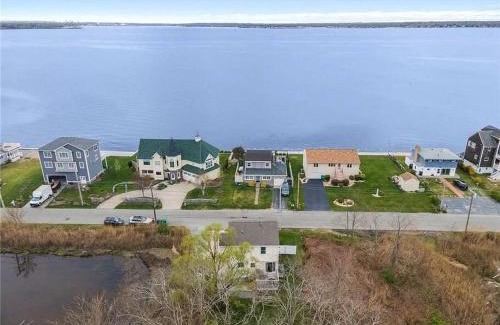 Warwick House | Seaside Serenity - Ocean view bliss near beach