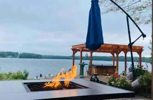 Bridgewater Condo | Seasonal Discount is on! 7 ppl Hottub with the view of the Mush a Mush Lakenn
