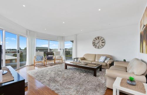 Apollo Bay House | Seaview Apollo Escape - BYO Linen