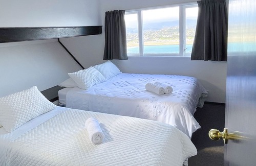 Wellington House | seaview, big, 10 mins to airport
