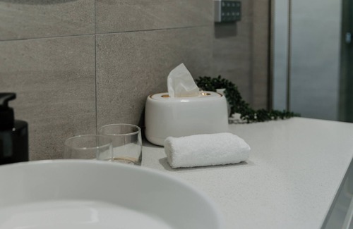 Frankston House | Seaview Sanctuary at the Beach- Watch city skyline and beach from everyroom