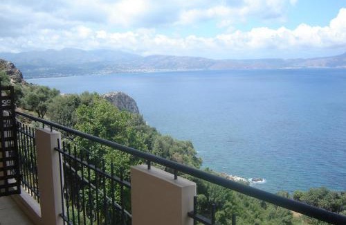 Ravdoucha Apartment | Seaview Studio in beautiful setting, west from Chania