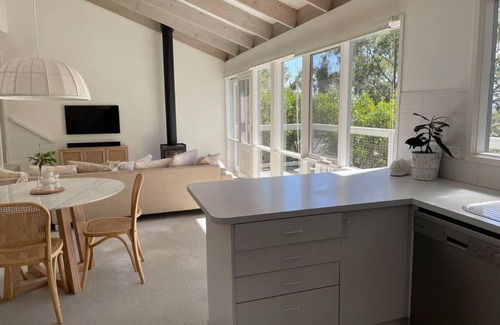 Lorne House | Seaview Treehouse - three minute walk to the beach