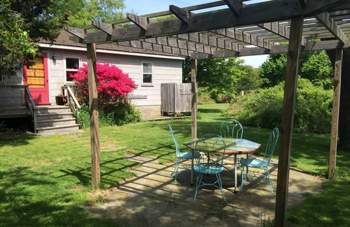 Montauk House | Secluded 1 Br Cottage on the Lake, Close to Ditch with OS Shower & Fabulous Yard