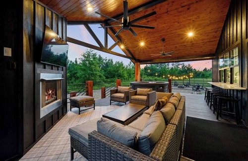 Broken Bow Cabin | Secluded 3BR: 2 King Beds, Hot Tub, Arcade, Deck
