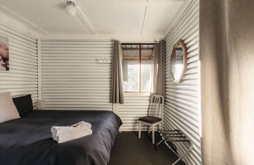 Pokolbin Cabin | Secluded 3BR Cabin in Palmers Lane Estate with Pool, Tennis, walk to Cellardoors