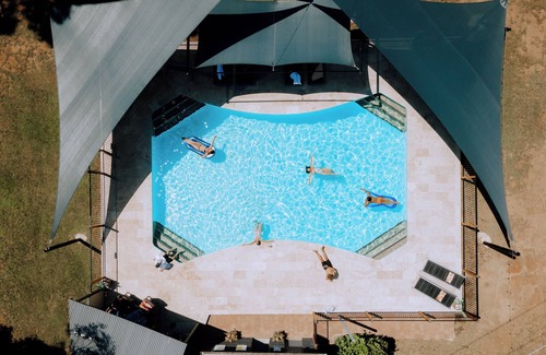 Pokolbin Hotel | Secluded 3BR Cabin in Palmers Lane Estate with Pool, Tennis, walk to Cellardoors