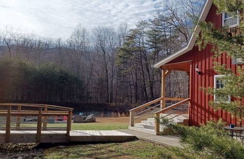 Peebles Cabin | Secluded Amish-Built Cabin-Pond & Firepit on 6 Private Acres! Best Star-Gazing!