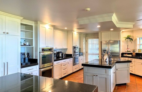 Kailua-Kona Bed & Breakfast | Secluded B&B Elegance on 3 Acres: 4 King Suites, Minutes from Beach & Kona!