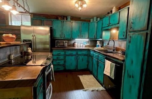 Dora Cabin | Secluded cabin adjoins Mark Twain National Forest