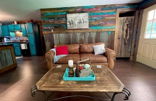 Dora Cabin | Secluded cabin adjoins Mark Twain National Forest