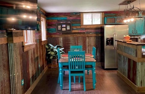 Dora Cabin | Secluded cabin adjoins Mark Twain National Forest