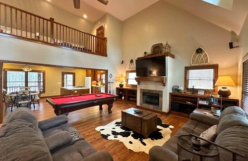 Mentone Cabin | Secluded Cabin | Games, Fire Pit, Hot Tub, Pet OK