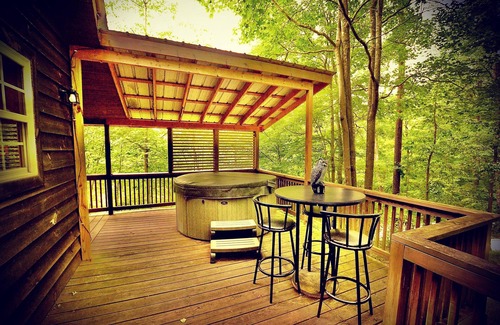 Stanton Cabin | Secluded cabin in Red River Gorge with a Hot Tub and wi-fi