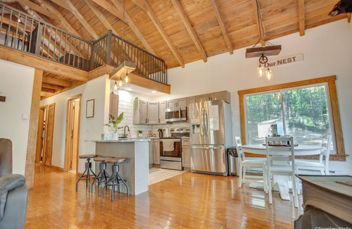 Warfordsburg Cabin | Secluded Cabin in the Woods with Hot Tub & Large Deck