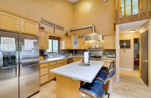 Bushkill House | Secluded Cabin: Pool, Jacuzzi, Pool Table, King Bed, Fire Pit, Horseback Riding