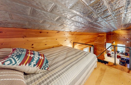 Austin Cabin | Secluded Cabin-Style Studio w/ Patio – Surrounded by Walking Trails