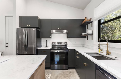 The Meadows House | Secluded Cottage with Hot Tub, Walking Distance to Benderson and UTC.