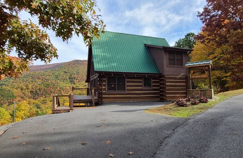 Gatlinburg - Pigeon Forge Cabin | Secluded Cozy Cabin with Mountain Views, near Pigeon Forge, Gatlinburg, Hot Tub