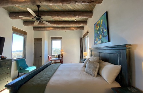 Youngsville Bed & Breakfast | Secluded Desert Oasis: Luxurious Inn-Abiquiu Lake Views-Daily Gourmet Breakfast.