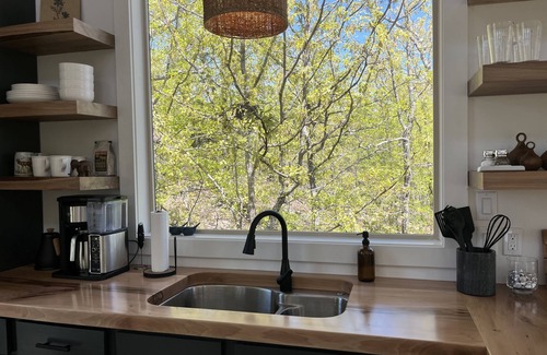 Conway Cabin | Secluded Dragonfly Treehouse - Private Hot Tub, Outdoor Movie Screen and More!