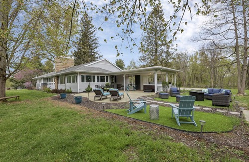 Logan House | Secluded & Fancy Lake House. Free kayaks & canoe!