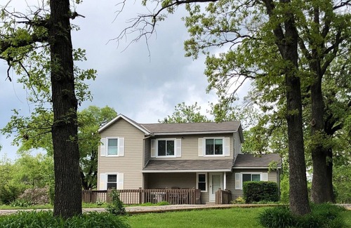 Edwardsville House | Secluded get away, minutes from KC’s favorite attractions!