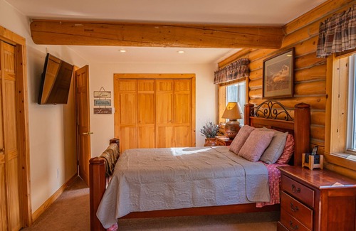 Boise Cabin | Secluded Log Home, Large Deck, Abundant Wildlife,Peace & Quiet, Beautiful Views!