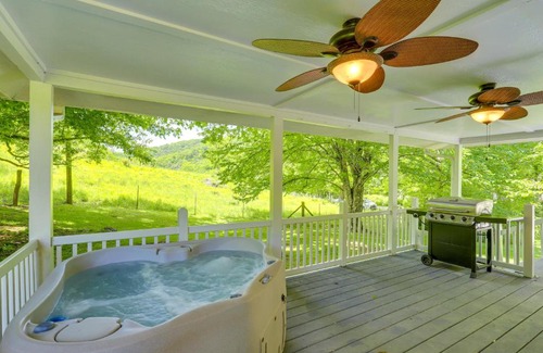 Marshall House | Secluded Marshall Cottage Hot Tub and Mountain View