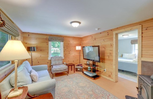 Marshall House | Secluded Marshall Cottage Hot Tub and Mountain View