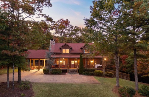 Helen Cabin | Secluded Mountain Views | Hot Tub | Pickleball