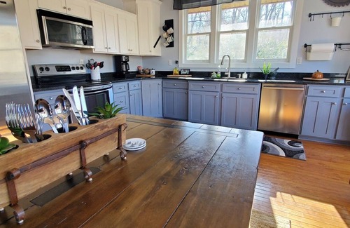 Spruce Pine House | Secluded Mountain Home for 10 w/Hot Tub & Theater