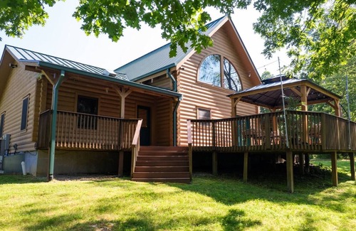 Ashland City Cabin | Secluded Nashville Luxury Lodge