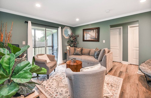 Rossville House | "Secluded Ranch Oasis: Elegance Meets Comfort!" Prvt Parking, WiFi,