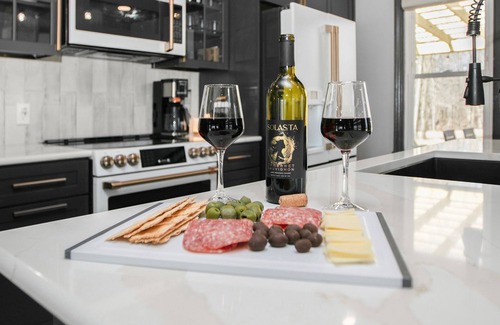 New Buffalo Cottage | Secluded Retreat, Hot Tub, Fire Pit, Wildlife Views, Near New Buffalo Beach!