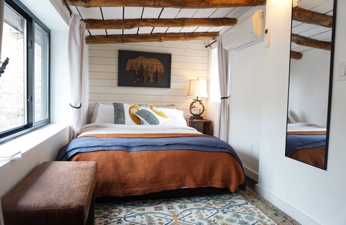 Mount Tremper Cabin | Secluded Rustic Cabin w/Wood Burning Hot Tub Close to Main Town!