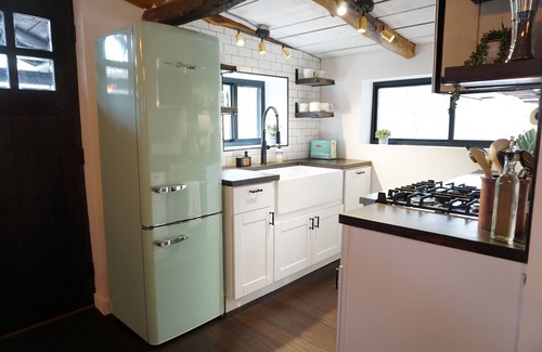 Mount Tremper Cabin | Secluded Rustic Cabin w/Wood Burning Hot Tub Close to Main Town!