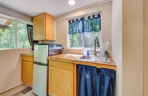Booneville Cabin | Secluded St Charles Cabin w/Gas Grill + Fire Pit!