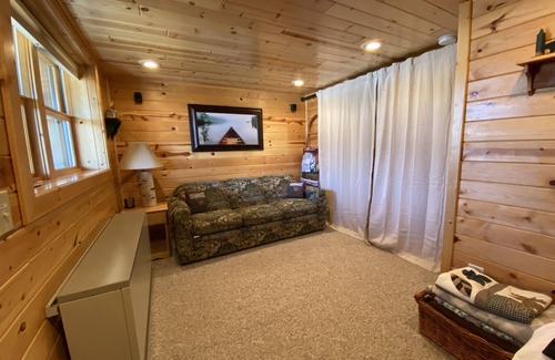 Luck House | Secluded Waterfront Cabin on hiking trails! Lake on one side river on the other.