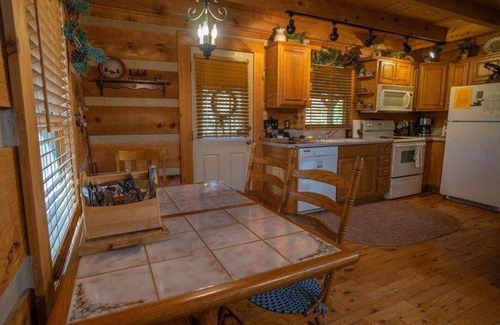 Vilas Cabin | Secluded yet close to everything!