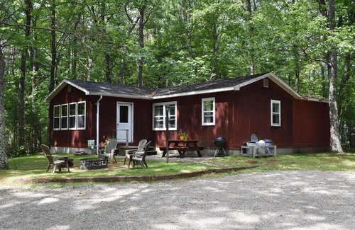 Rhinelander Cabin | Seclusion, water, and sand await your family.