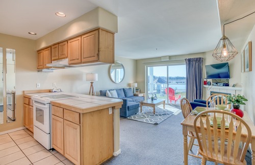 Lincoln City Condo | Second-Story Views of the Pacific and Siletz Bay in this Waters Edge Condo