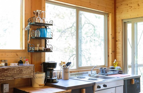 Halfmoon Bay Apartment | Secret Cove Waterfront Suite with Hot Tub