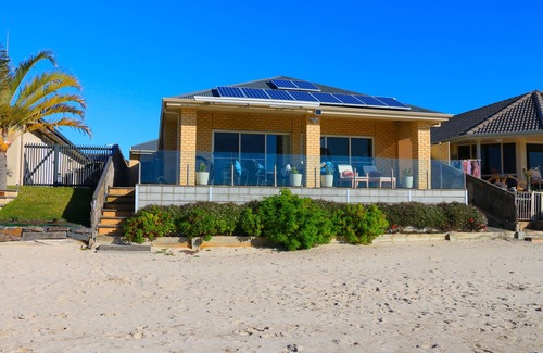 Encounter Bay House | 'Secrets of the Sea' - 3BR luxury home overlooking a lagoon with private beach