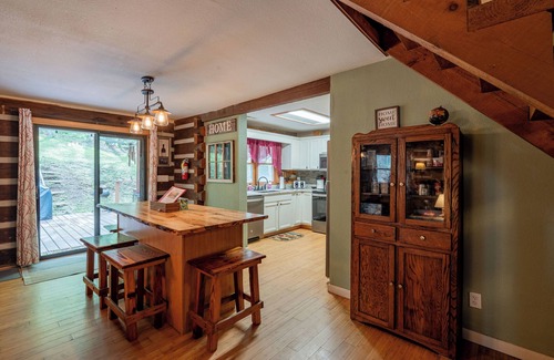 Bryson City Cabin | See Fall Colors! Firepit, Hot Tub, Minutes to SMNP/GSM Railroad/Hiking/Ziplining