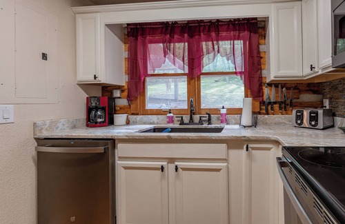 Bryson City Cabin | See Fall Colors! Firepit, Hot Tub, Minutes to SMNP/GSM Railroad/Hiking/Ziplining