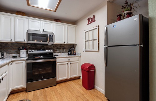 Bryson City Cabin | See Fall Colors! Firepit, Hot Tub, Minutes to SMNP/GSM Railroad/Hiking/Ziplining