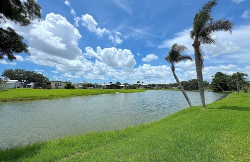 Ellenton House | Seeking a short-term rental home with numerous amenities? Well, look no further.